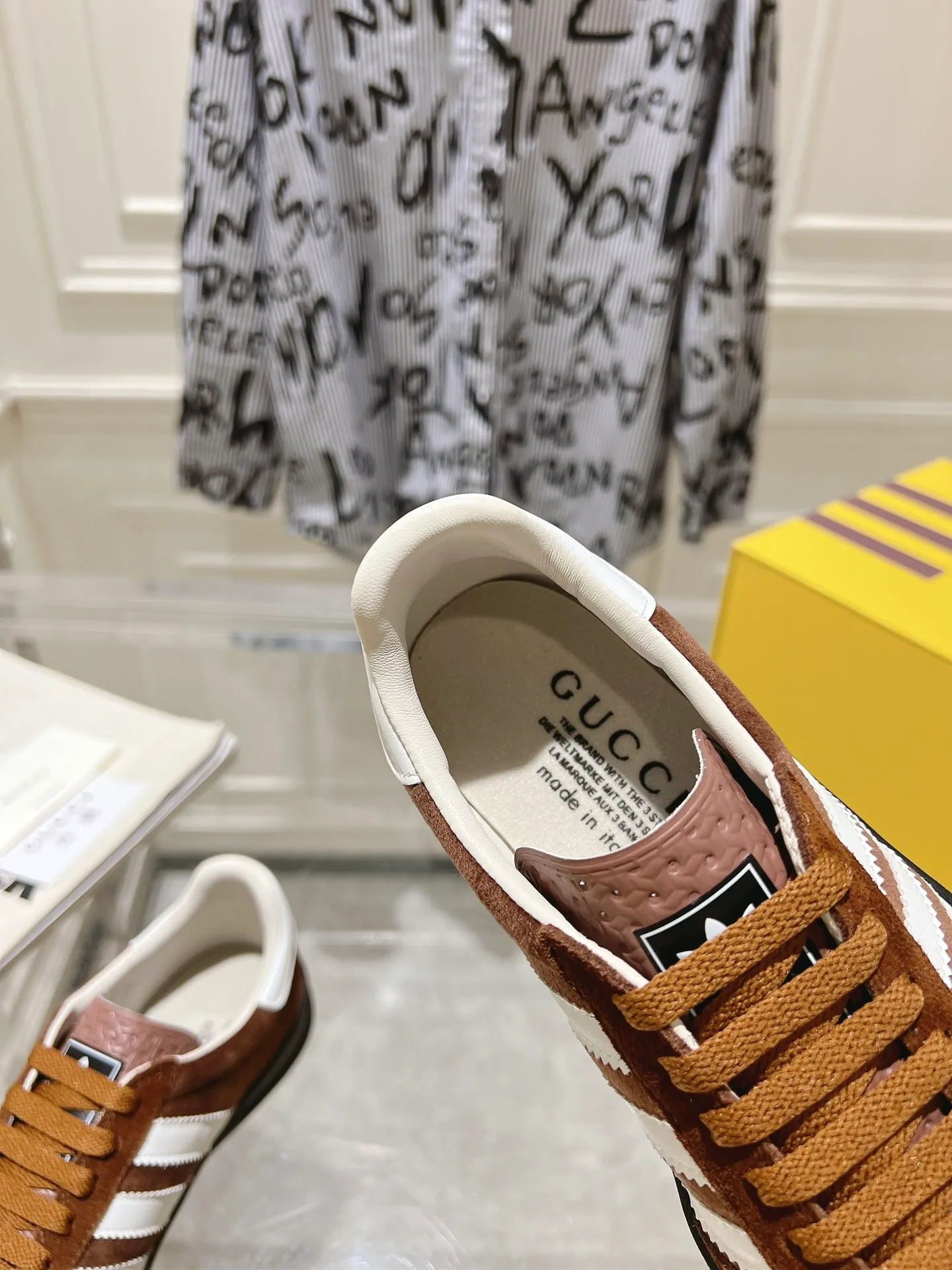 👟👟Ex-factory price 520👟👟Gucci&adidas joint limited edition couple's sneakers. A super nice joint casual sneaker with rich and bold colors! It showed everyone a completely different charm from the past! Combining retro style and youthful sports style to create a new aesthetic! Vitality yet stylish at the same time! ! Upper - made of cowhide, cowhide, cloth. Lining - sheepskin lining for foot pads. Sole - original open-molded beef tendon non-slip and wear-resistant outsole. Size: 35-47 (couple style)